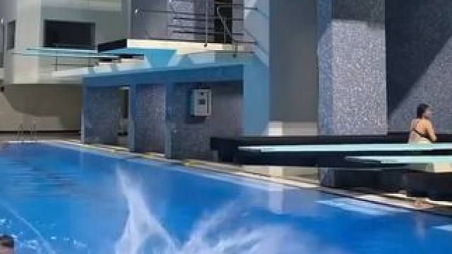 学习跳水的技巧就是不断拍水面疼并进步着！ #游泳 #游泳跳水 #游泳训练 #危险动作请勿模仿