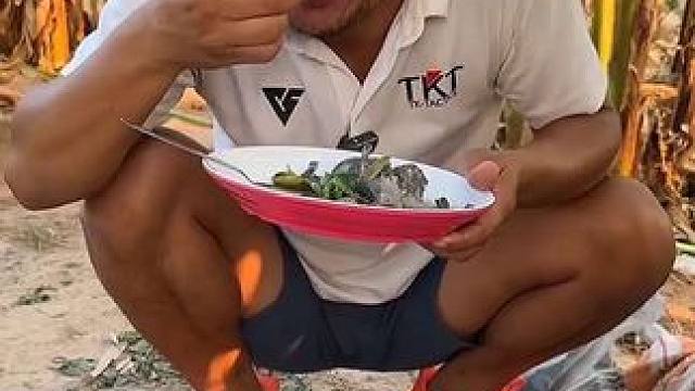 户外吃炖满籽蛋蛋蛙 #美食 #泰国美食 #户外美食 #内容启发搜索