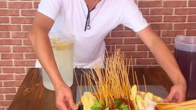 20年招牌冷串串9.9元直接享60根签签，锅底油碟全免费，酸梅汤柠檬水随便喝！#美食推荐 #冷锅串串