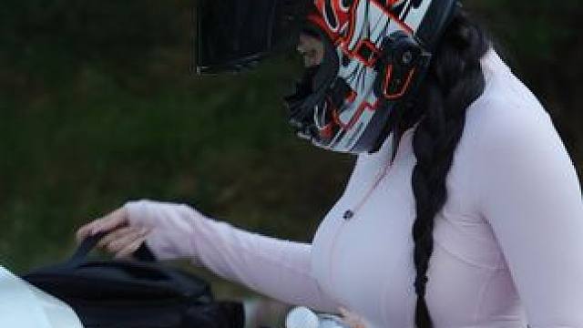 一眼就很哇塞的机车小姐姐 #骊山追焦 #骊山大铁门 #西安女骑 #完美身材 #该行为存在危险请勿模仿