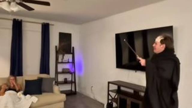 这把能喷火的魔杖 不得把我朋友迷成制杖~ #有男生会拒绝这个玩具吗 #酷炫