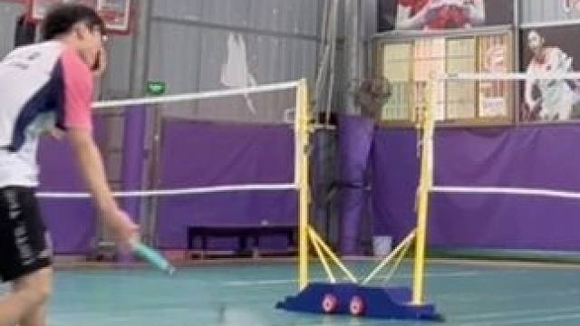 100ZZ咬人事件，打之前我说架个总能拍到意想不到的球#羽毛球 #抽象 #羽球人