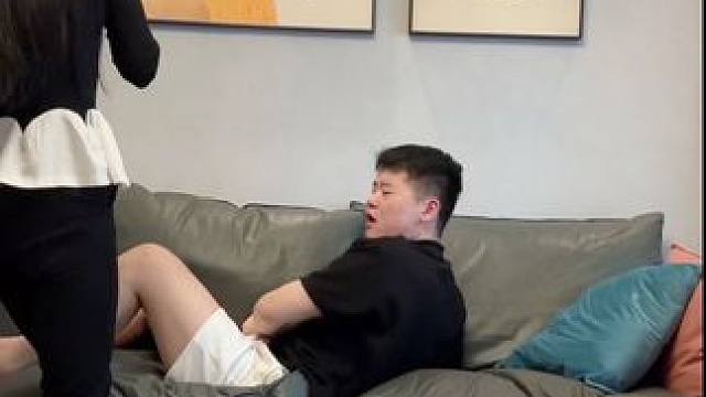 我好心去哄他 结果直接扔我脸上 真的是不能惯着臭男人#情侣日常 #内容仅供娱乐