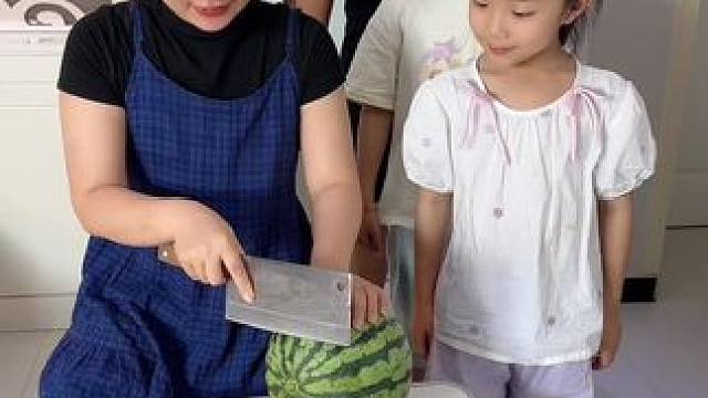 妈妈这样切西瓜，一家十八口都够吃了！ #笑花小王令