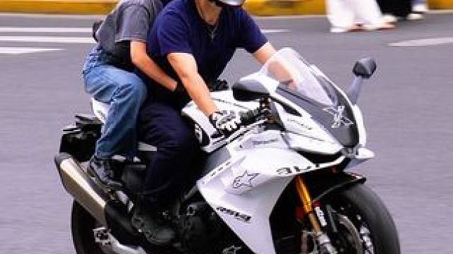 阿普利亚RSV4 街头抓拍⚡白色暴力美学！Aprilia RSV4一脚油门，风都追不上！不是豪车，是