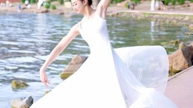 踮起脚尖提起裙边#爱的华尔茲#氛围感舞蹈#向全世界展示中国舞