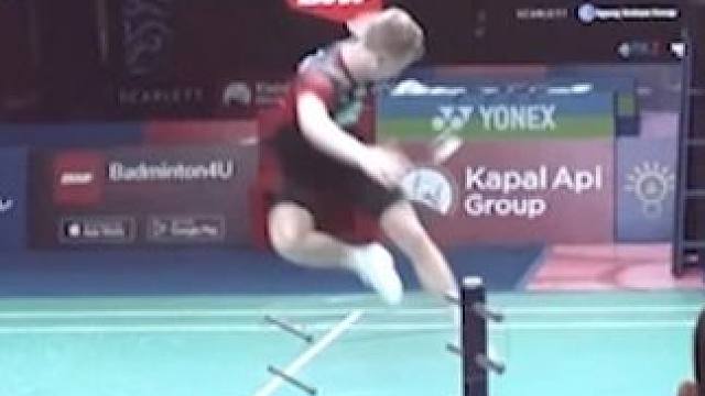 用脚回球属违例行为，但无端的踢羽毛球可给予黄牌警告。 #羽毛球