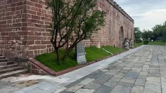 徽州区岩寺镇北郊，丰乐河畔，矗立着一座巍峨的文峰塔，它犹如一位历经沧桑的时光巨人，见证着徽州的前世今