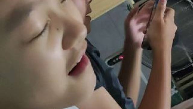 奶奶来了 哥哥把床让出去了 凑合一晚三个人一边看手机一直聊天 #内容太过真实 #温馨画面