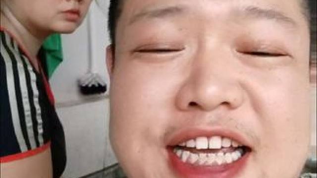 虽然我每天挨打受气，但是不用上班挣钱，老婆挣钱养家我只管貌美如花#正能量 #同城热点 #夫妻日常 #