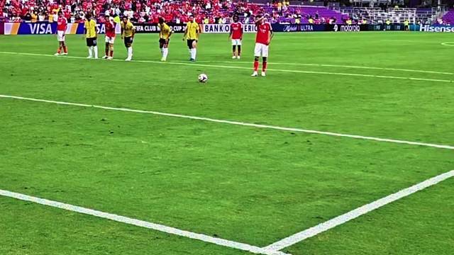 迪马利亚的点球太稳了，猜对方向也扑不到