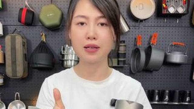 纯钛材质的户外茶具，带有四个杯子，还配有网兜 和硬质收纳盒，而且是双层工艺能真正防烫，还有抑菌，不串