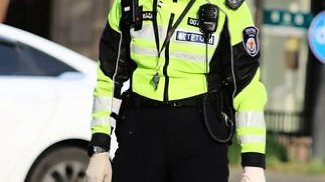 杭州解放路 | 袁雨佳 闷热的天气快来给她送瓶夏日冷饮吧，太辛苦啦#最美交警 #袁雨佳 #上热门 #