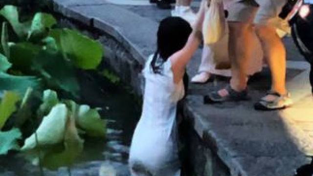 起猛了，要看到最后，小姐姐拍照不小心掉西湖里了#西湖蓝调时刻 #西湖 #美女掉进了西湖 #路人视角 