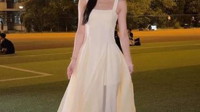 踮起脚尖提起裙边~