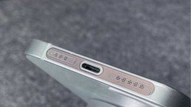 手机扬声器上贴上防坐贴就不怕孔里进灰了，既美观也不会影响原声～ #防尘膜 #手机扬声器 #防尘贴 #