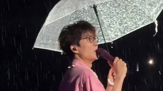 许嵩呼吸之野巡回演唱会高燃时刻 一首#怪就怪这大雨 嗨翻全场，独特歌词搭配大雨衬托 画面美极了#许嵩