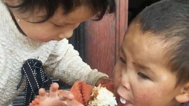 粗茶淡饭能吃饱就行，健康快乐每一天。#农村娃