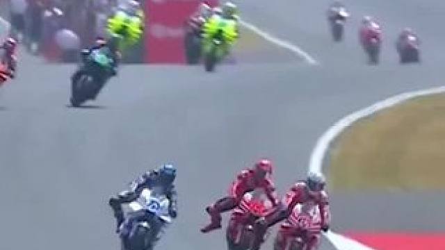 “超绝缠斗”#马奎斯 #亚历克斯马奎斯 #巴格尼亚 #Motogp #摩托车比赛