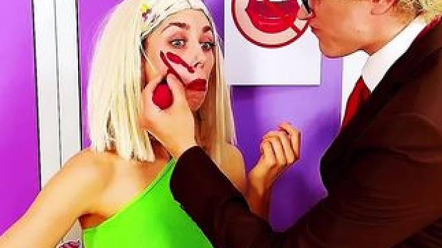 往脸上面涂抹口红，结局的操作可真牛 #搞笑配音 #搞笑视频 #搞笑解说 #搞笑瞬间 #搞笑