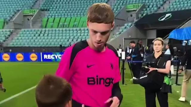 小球迷同时集齐切尔西全队球衣及手套