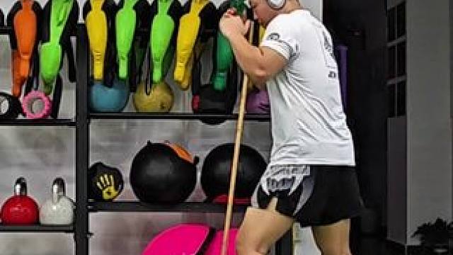 两年没咋练 体重飙升 腿也踢不动 腰也扭不过来 柔韧度也不够了 协调性也很差 浑身僵硬 动作很丑  