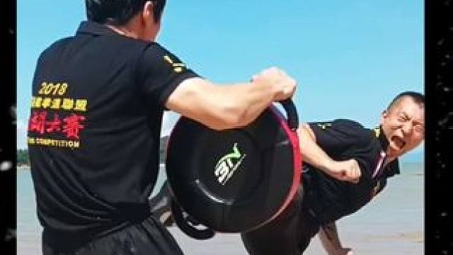 截拳道与散打的腿法孰优孰劣 李小龙宗师作为格斗先驱，他的思想与格斗技术深深影响了世界格斗技术的发展。