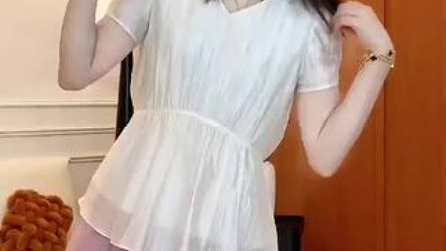 我的天呐，这套穿出门回头率直接飙升，V领收腰上衣高级又显瘦，白色上身真的温柔又气质，搭配粉嫩松弛感休