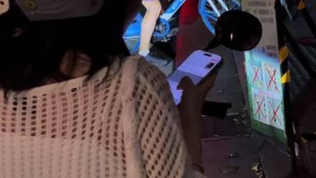 小姐姐，你到底要写什么文案？她到底要发什么？还这么开心？#路人视角 #女生的快乐就是这么简单 #vl