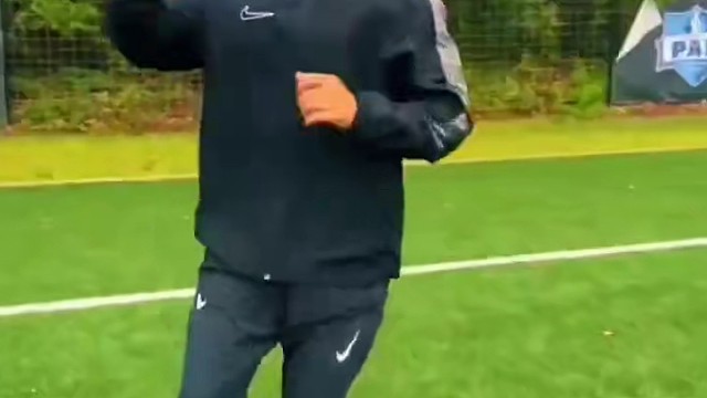 足球小课堂：接高空球的动作要领#足球