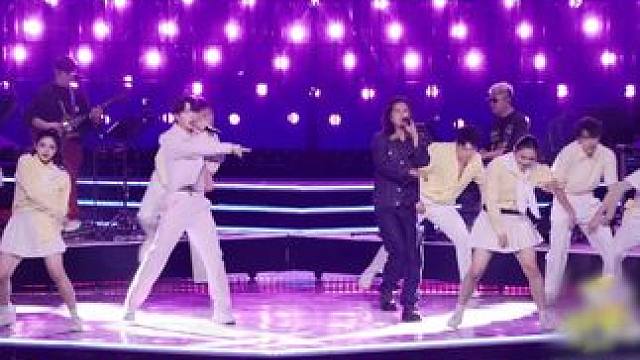 #罗景文巴邓顿珠舞台松弛感拉满  #闪光的夏天2  巴邓顿珠和罗景文共同演绎《管他什么音乐》，台风松