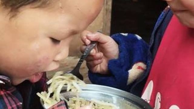 小双惹到老二了，老二就是不喂他。#农村娃