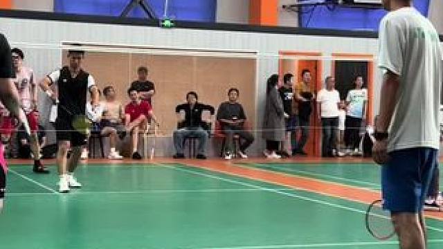 低视角欣赏羽毛球精彩男双比赛