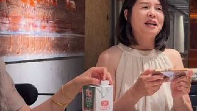 送爹妈一辆车！爹妈都喝性情了，可以看出来他俩是真的很开心 #买车 #惊喜 #赚钱的意义 #孝顺