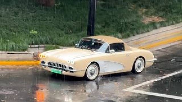 偶遇上海白富美开着国内少见的复古跑车出来兜风精致复古的造型走到哪都是焦点，她的生活我的梦#上海豪车街