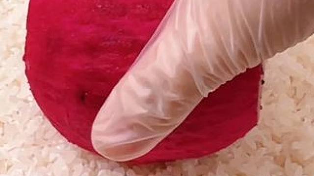 把火龙果放入大米中，出锅就是孩子们爱吃的一道美食 