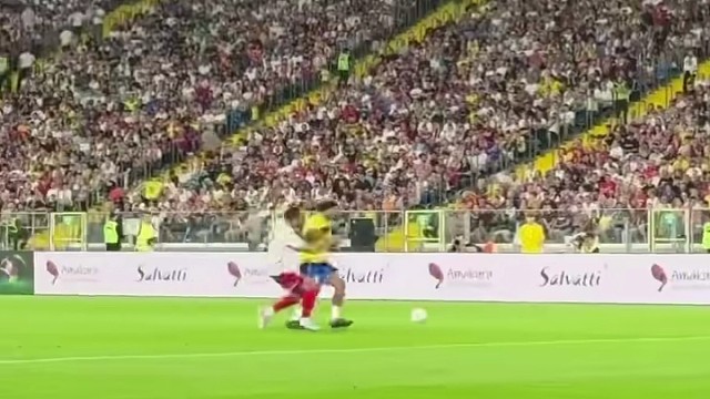 小罗参加慈善赛进攻时误伤到防守球员后