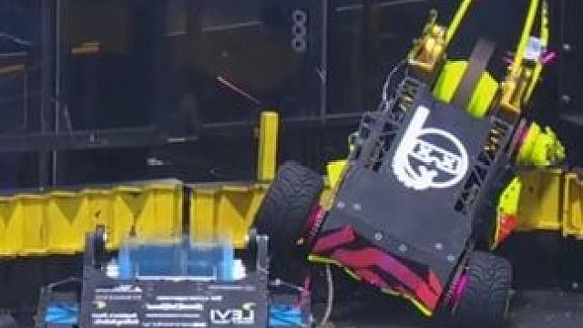 （美国自研机器人战斗比赛）找对象，陌陌靠谱。 #陌陌app #机器人 #男孩玩具 #精彩瞬间 #比赛