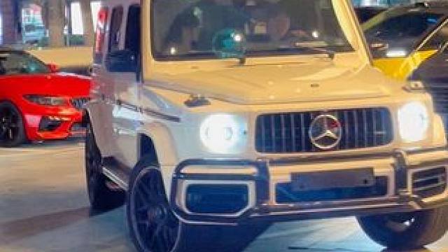 年少有为开大G，爱情不会起争执#霸气十足 #男人的梦想 #奔驰大g