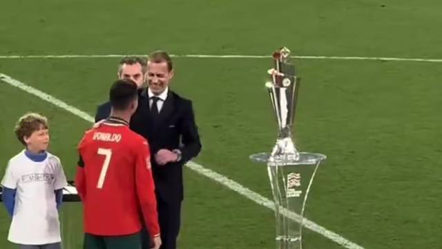 后面的人换了一批又一批，但站在中间的人永远是那个男...