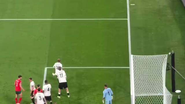 对落点的判断远超禁区里所有球员啊