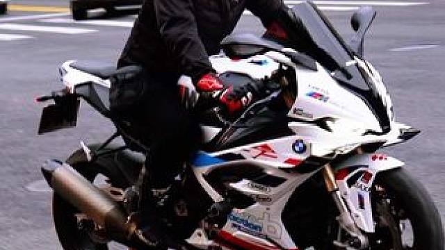 街头猛兽，宝马S1000RR，直列四缸咆哮一出，谁与争锋！这不是摩托，这是速度的化身，是每一个骑士梦