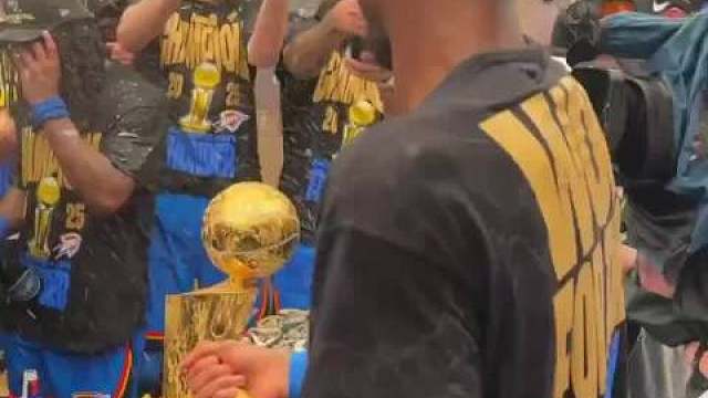 来了来了雷霆更衣室开香槟庆祝​​​