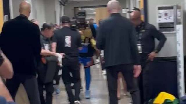 卡莱尔赛后在球员通道为SGA送上祝贺。​​​