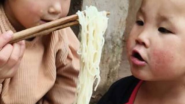 今天中午煮面条吃。#农村娃