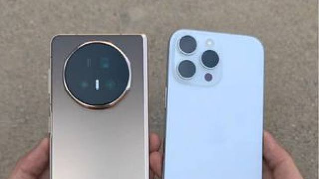 一起感受一下荣耀magicv5带来的震撼，大折叠做到媲美甚至超越直板旗舰的厚度和重量，展开4.1mm