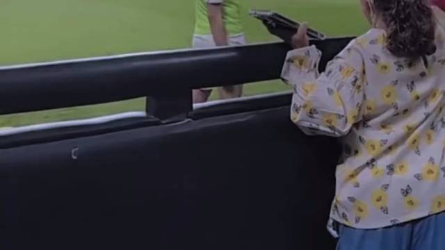 球员暂停比赛只为插着气管患癌小球迷合影！