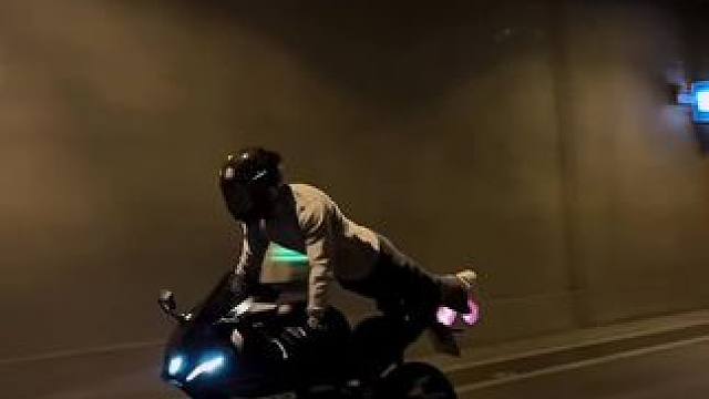 骑车都不忘记锻炼身体#机车 #女骑