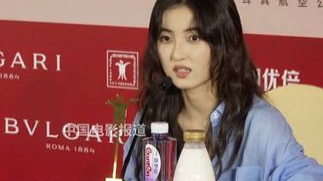 #张子枫谈表演更多依赖技巧还是情感 对于表演更多依赖的是技巧还是情感，#张子枫 说小时候演戏是靠感受