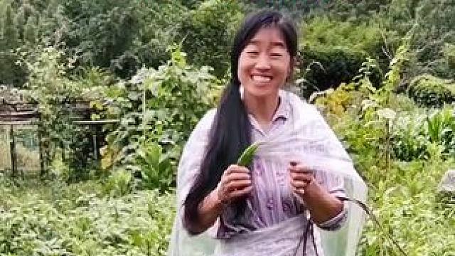 山卡卡里的农村大姐学费了开直播每天收获满满您还在恐播怕播不敢开播开播了不知说什么